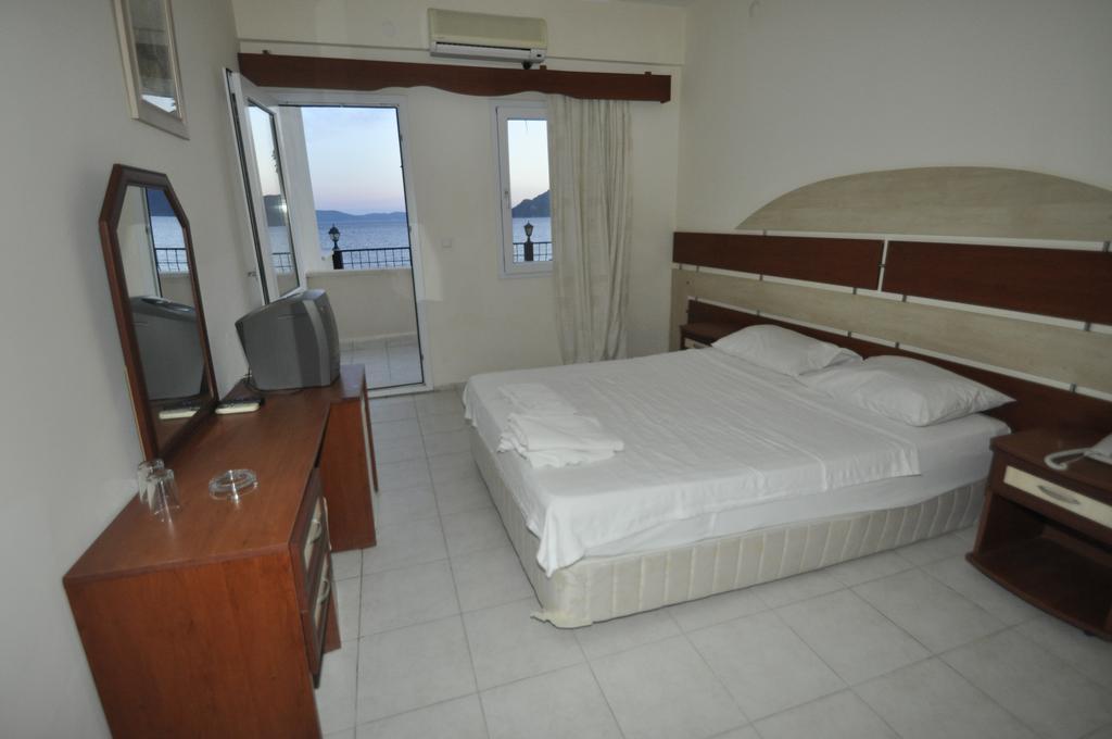 Ado Beach Hotel Turgutreis Room photo